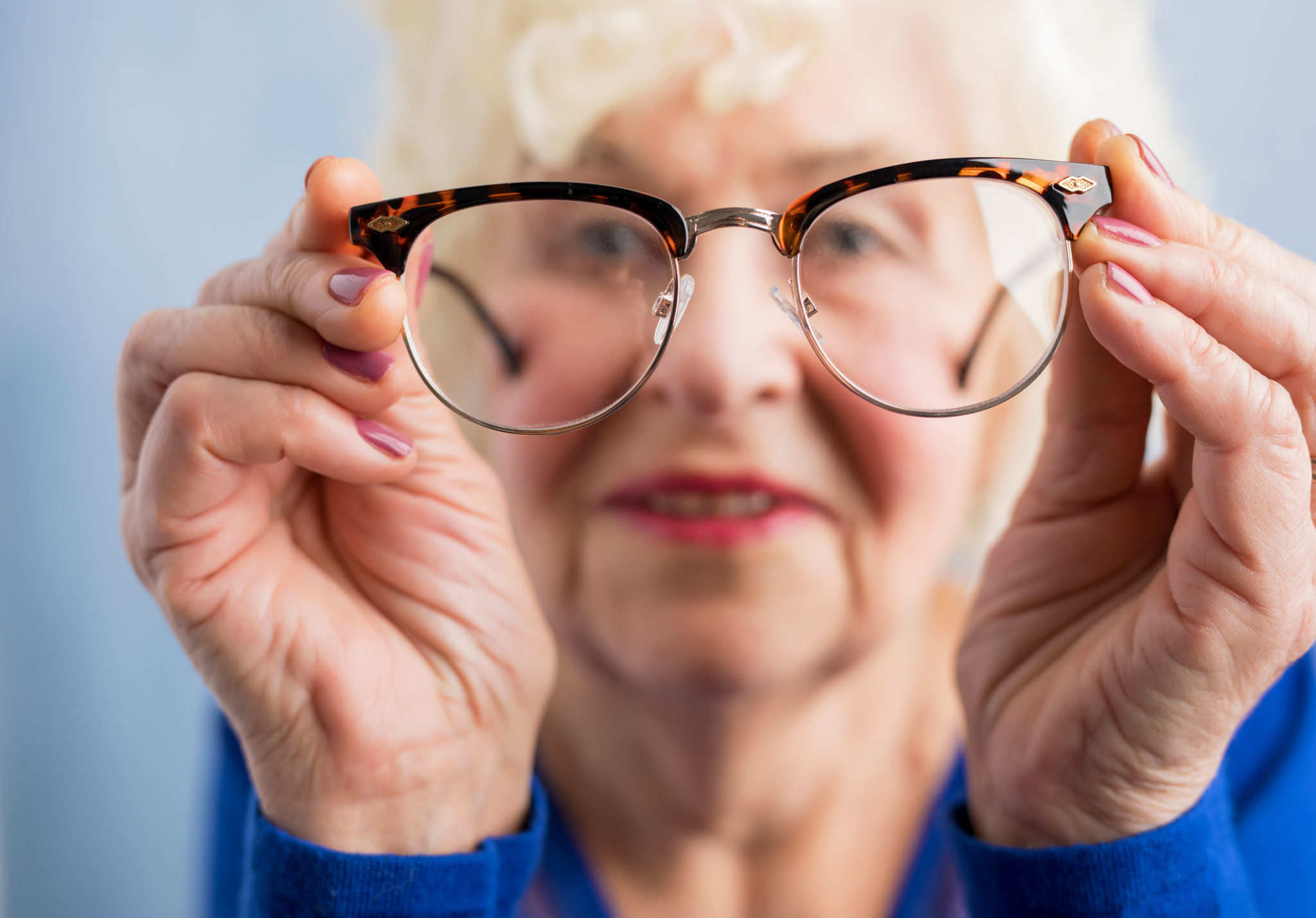 Бабушка с очками